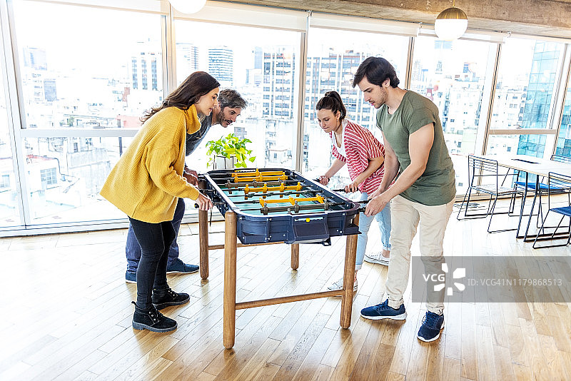 办公室职员玩桌上足球图片素材