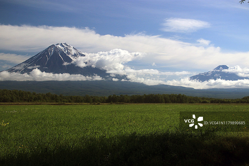 科里亚茨基火山和阿瓦钦斯基火山上空的云彩图片素材