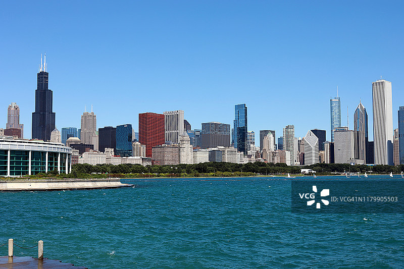 阳光明媚夏日下的芝加哥天际线图片素材