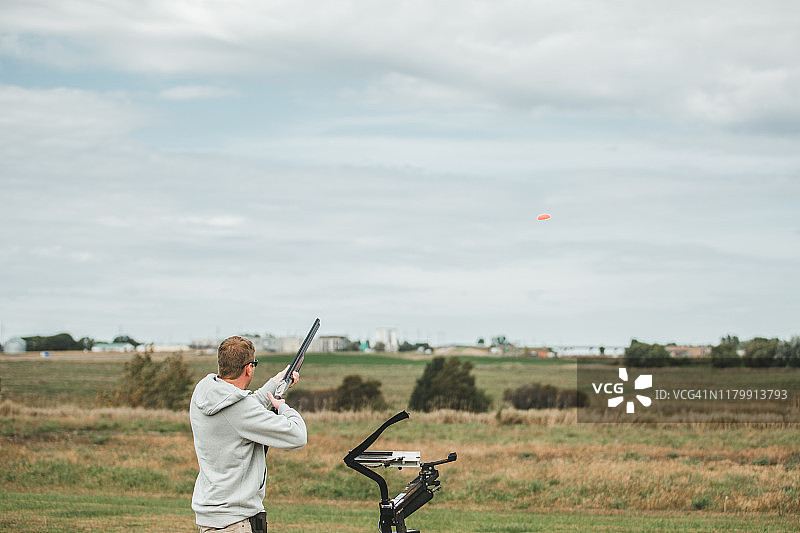 男人发射飞碟图片素材