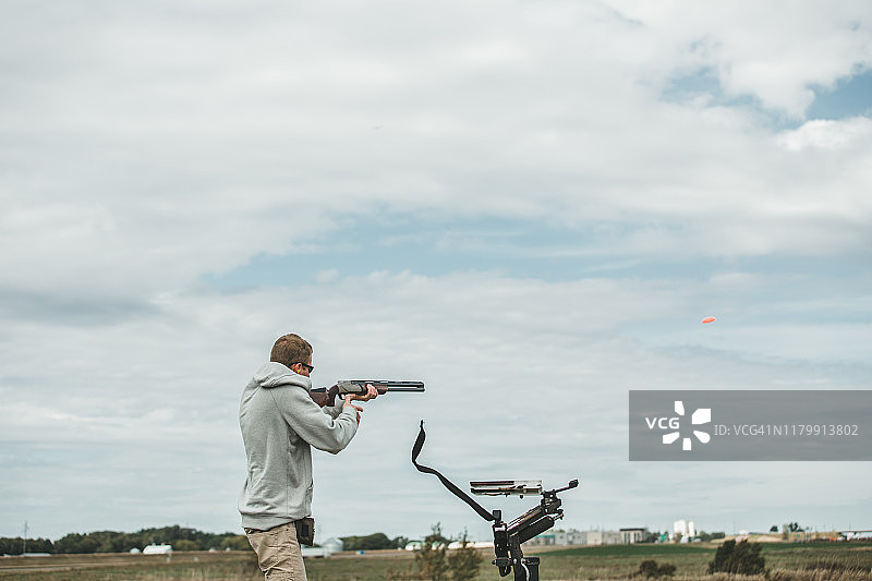 男人射击飞靶图片素材