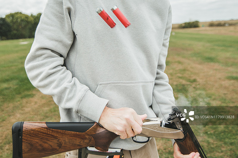 弹出的猎枪弹壳图片素材