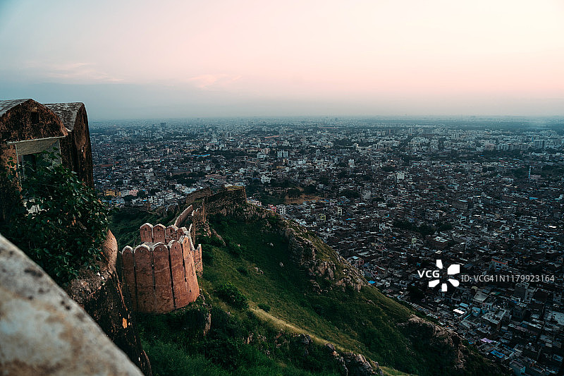 斋浦尔印度纳哈加尔堡的壮丽日落景观，古老的莫卧儿王朝墙壁和宫殿图片素材