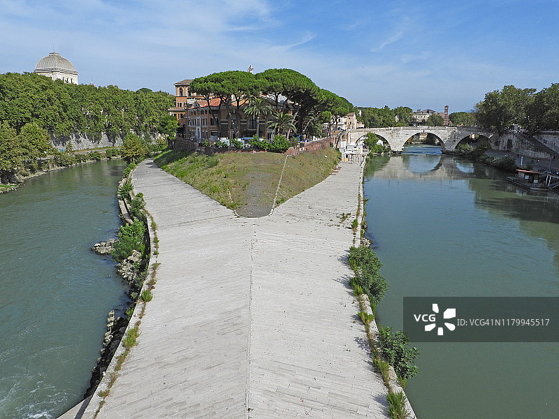 意大利罗马台伯河环绕的提贝里纳岛图片素材