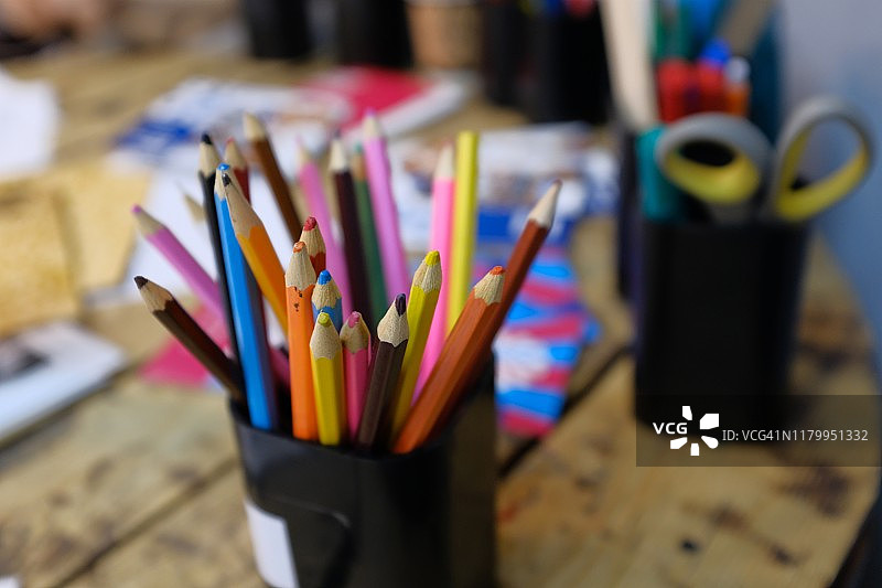 木桌上笔筒里的彩色铅笔儿童绘画图片素材