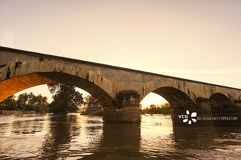连接老挝占巴塞省东德岛和东孔岛的古老法式桥梁图片素材