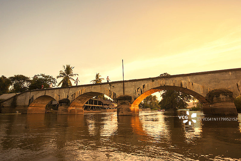 连接老挝占巴塞省东德岛和东孔岛的古老法式桥梁图片素材