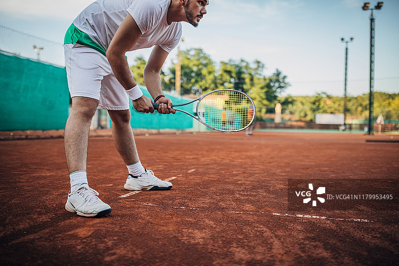 等待发球的男子网球运动员图片素材