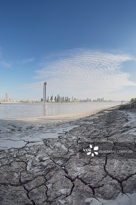 武汉长江城市风光，干旱的土地图片素材