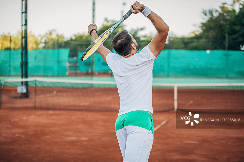男人网球运动员发球图片素材