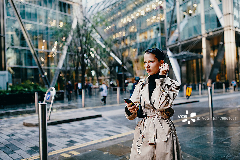 年轻女人通勤听音乐或播客图片素材