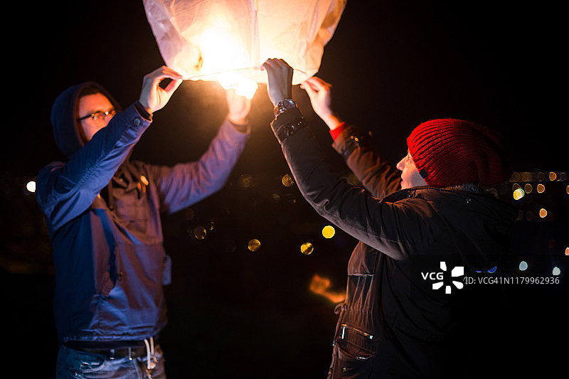 情侣放飞孔明灯图片素材