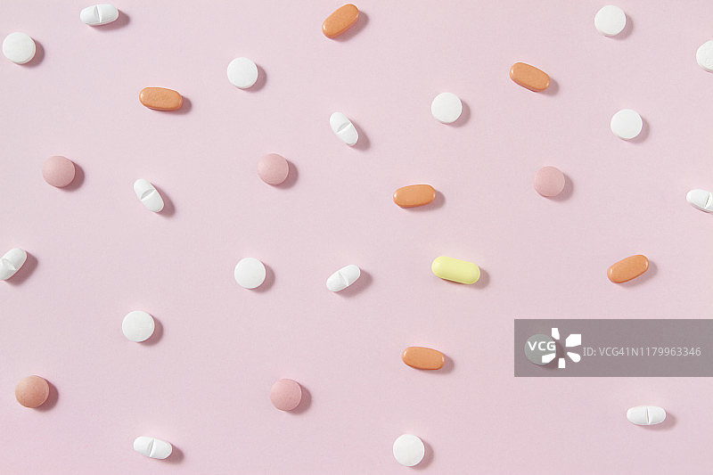 粉色背景上的药丸图片素材