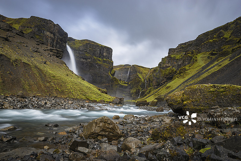 从冰岛福萨河看到的海foss瀑布景色图片素材