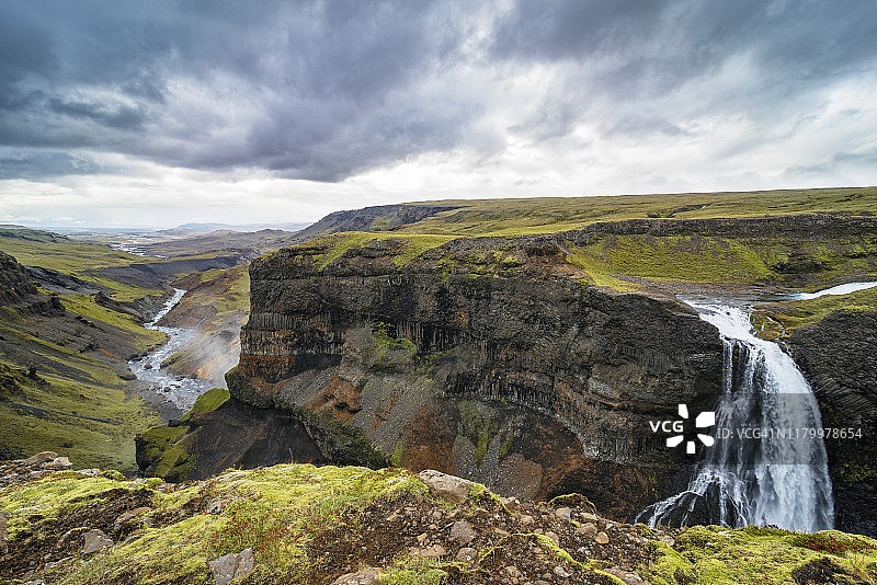 从冰岛福萨河看到的海foss瀑布景色图片素材
