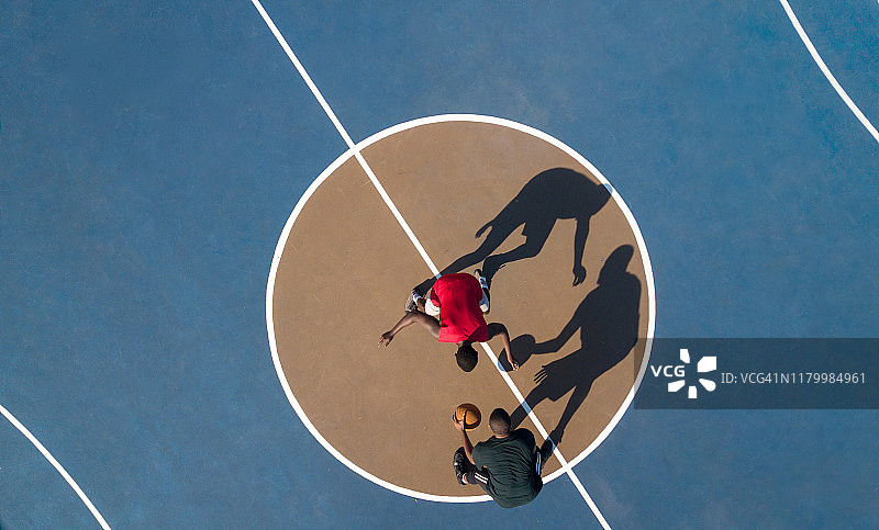 篮球运动员与阴影的航拍视角图片素材