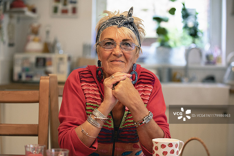 自信而满足图片素材