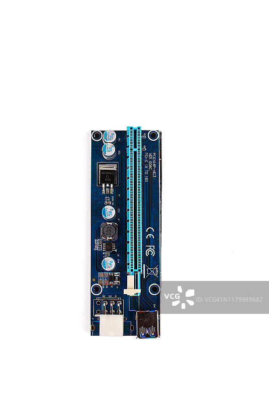 用于显卡挖矿的PCI-E适配器或转接卡。用于将1X PCI-E适配到16X插槽并将视频显卡添加到主板的设备。白色背景特写。图片素材