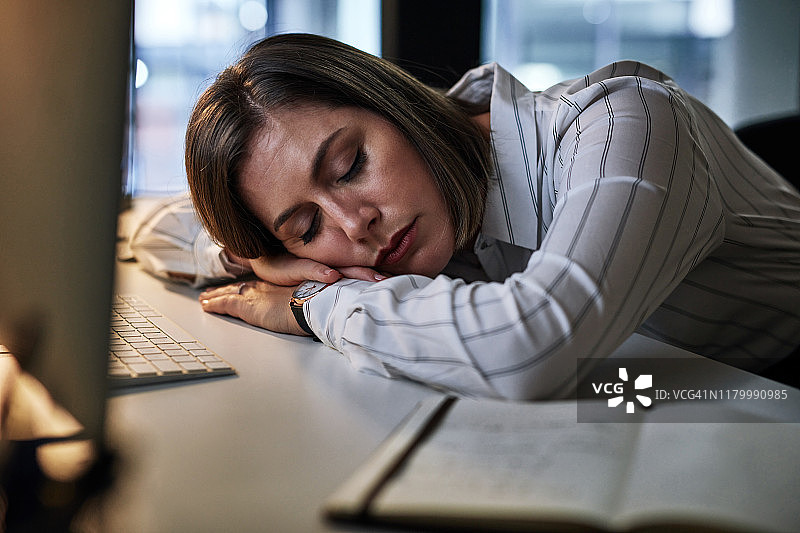 长时间的工作使她疲惫不堪图片素材