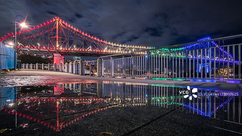 布里斯班故事桥在水坑中的倒影图片素材