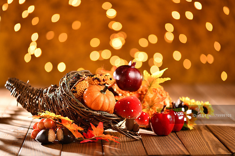 感恩节丰饶角南瓜静物：木桌发光背景图片素材