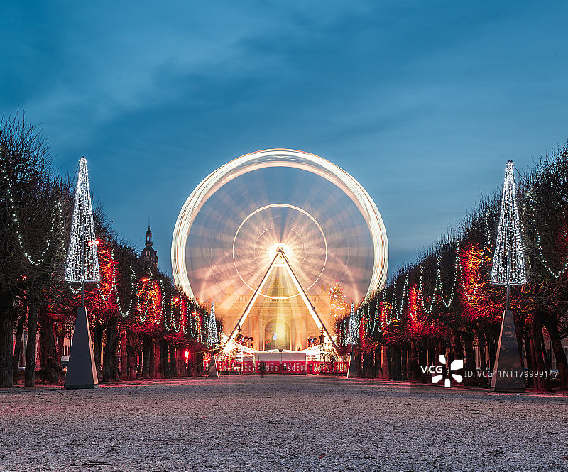 法国南锡圣诞节的摩天轮图片素材