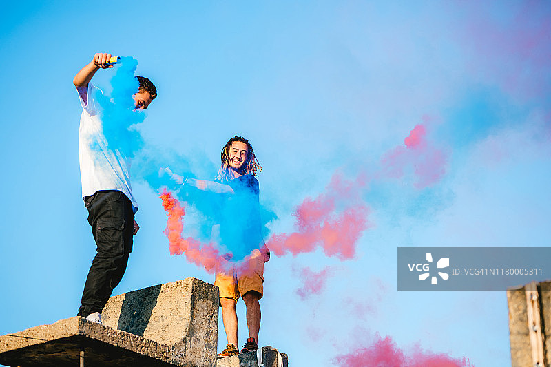 在屋顶释放彩色烟雾弹图片素材