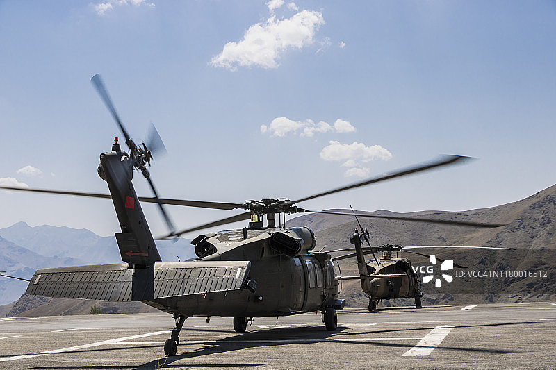 准备起飞的UH-60黑鹰军用直升机图片素材