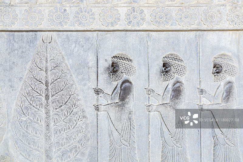 阿帕达纳的浅浮雕，描绘了苏西亚卫队和一棵树图片素材