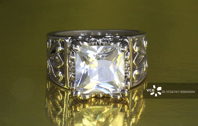 金色背景上的钻石戒指图片素材
