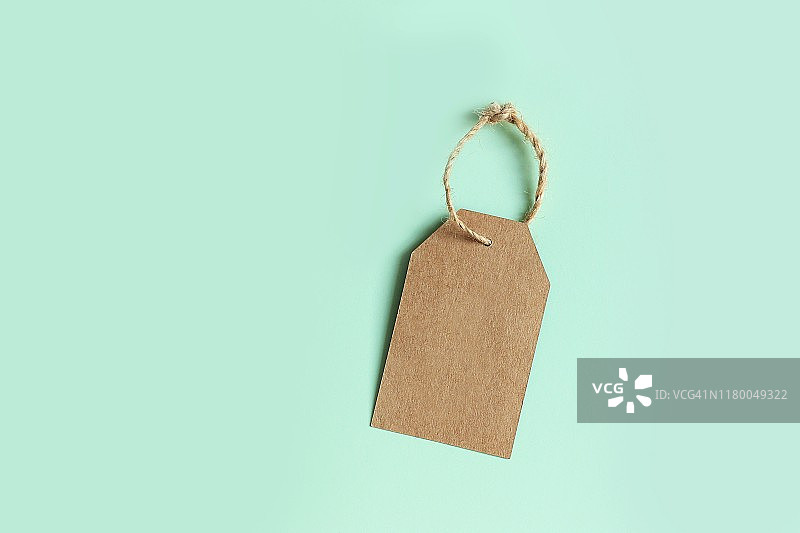 淡绿色背景上的棕色纸板价格标签，顶视图，促销标志图片素材