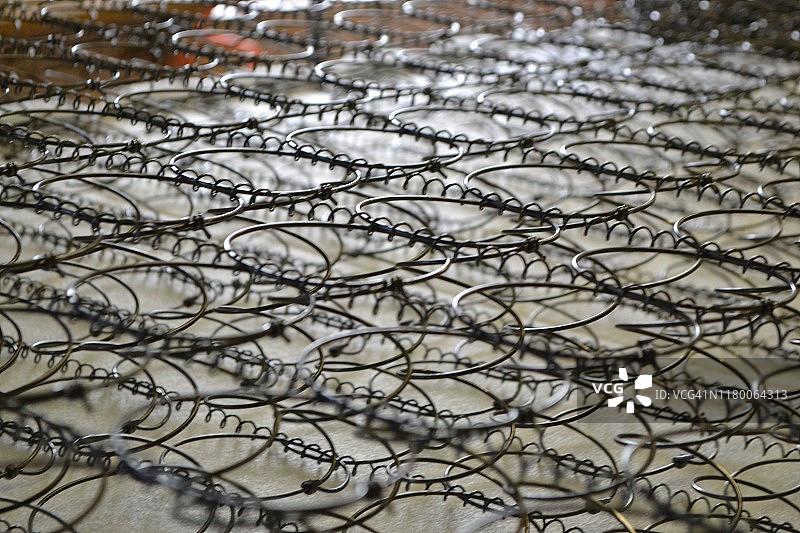 工厂中的床垫弹簧图片素材