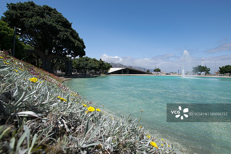 特内里费圣克鲁斯市中心的大型喷泉图片素材