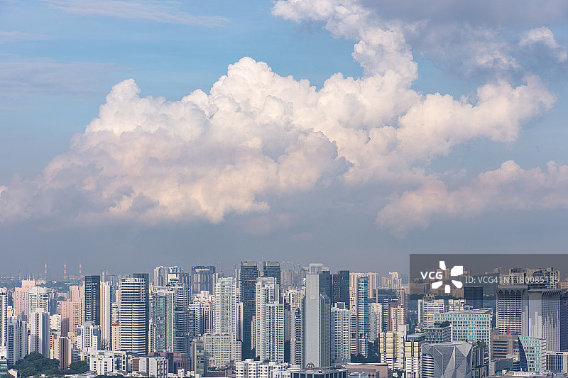 新加坡城市建筑上的夏日云彩图片素材