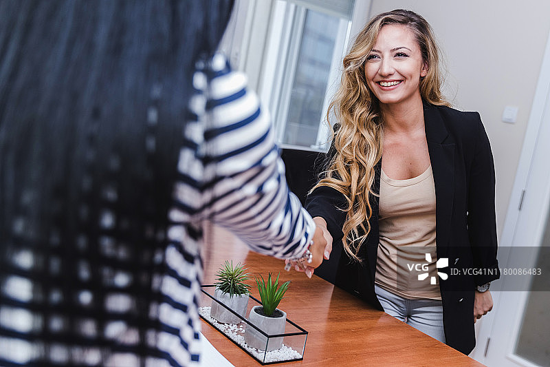 同事们握手图片素材