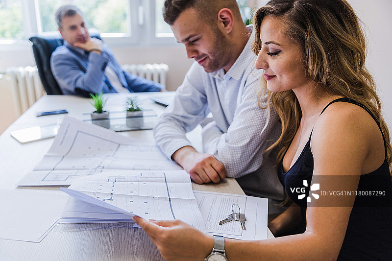 同事审阅蓝图图片素材