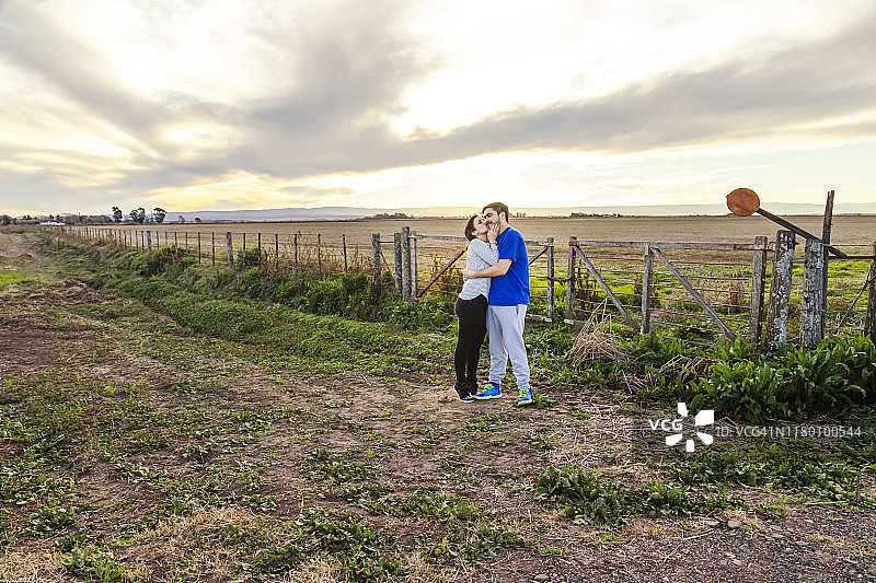 年轻情侣在阿根廷乡村亲吻图片素材