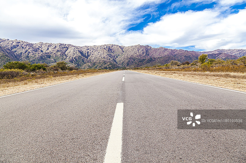 道路中央图片素材