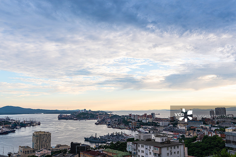 日落下的金角湾大桥，俄罗斯符拉迪沃斯托克图片素材