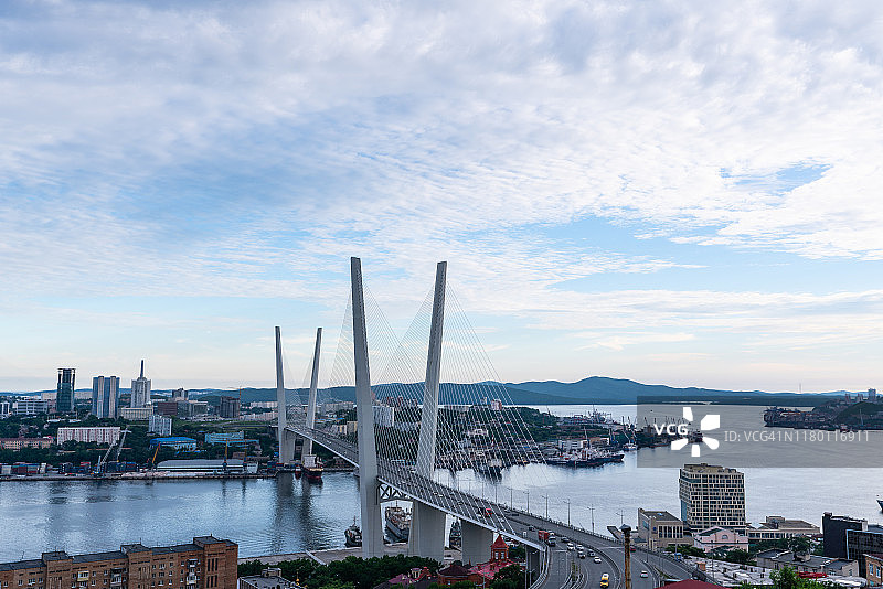 河上的金门大桥与背景建筑图片素材