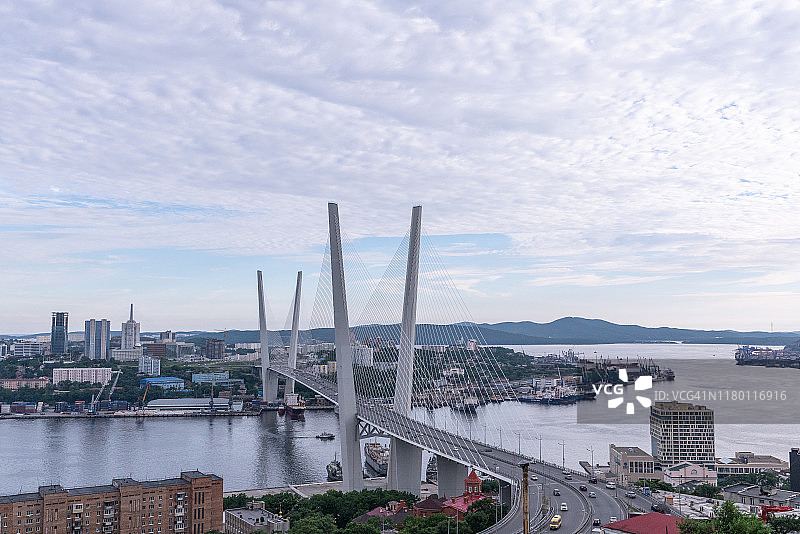 河上的金门大桥与背景建筑图片素材