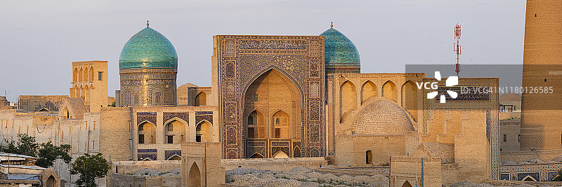 黄昏时分布哈拉古城的天际线景观图片素材