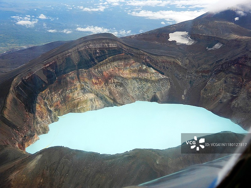 从直升机拍摄的小谢米亚奇克火山火山口湖图片素材