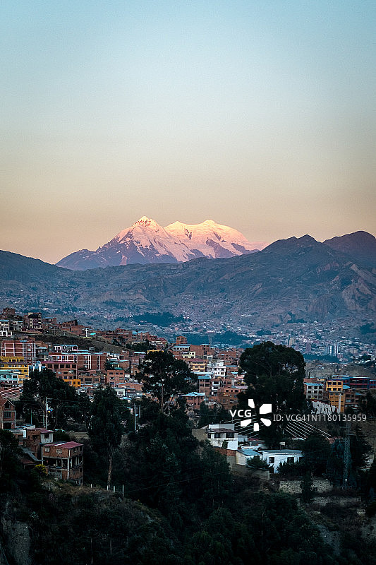 伊利马尼雪山峰，拉巴斯市的地标图片素材