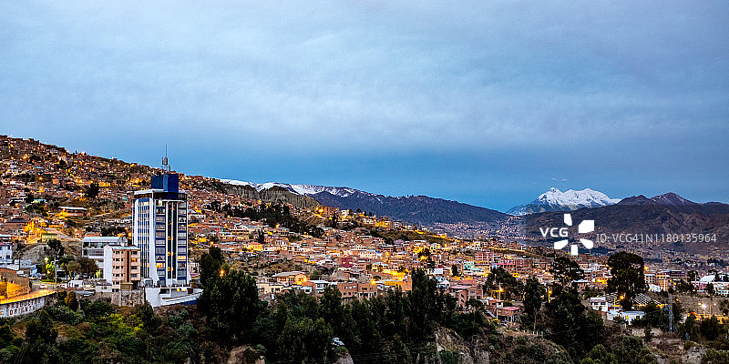 伊利马尼雪山峰，拉巴斯市的地标图片素材