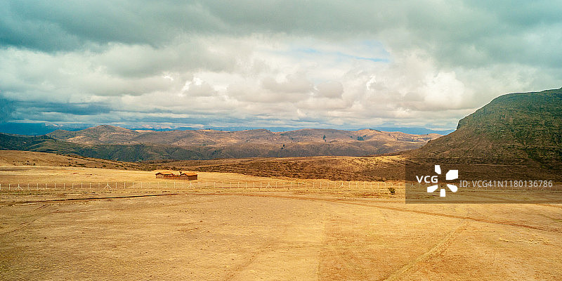 玻利维亚丘基萨卡省的干旱景观，有一栋房子图片素材