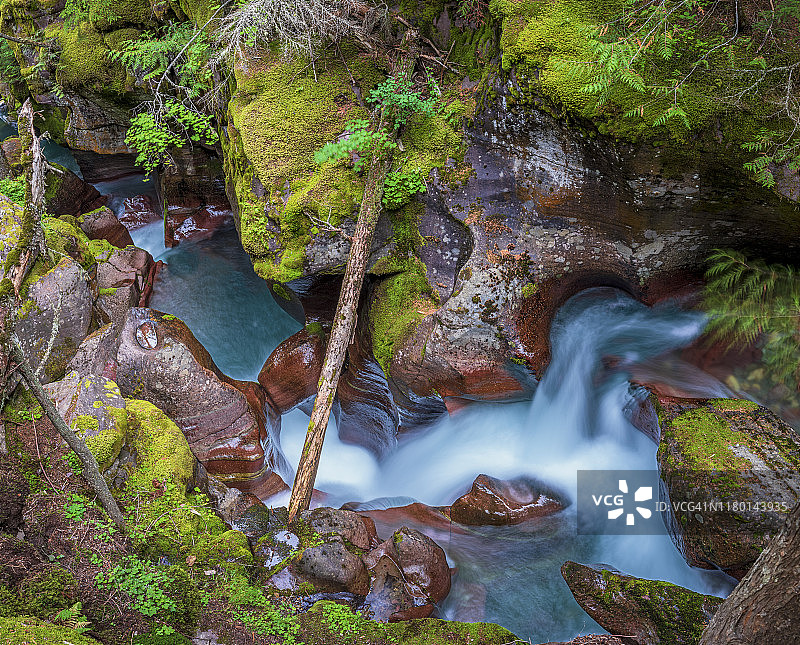 俯视：美国蒙大拿州冰川国家公园的雪崩瀑布图片素材