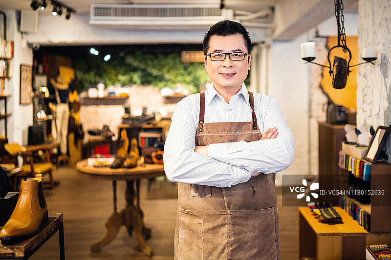 台北鞋店店主肖像图片素材