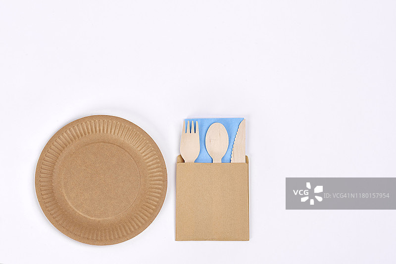 白色背景上的环保银器和空盘子。波兰德比卡图片素材