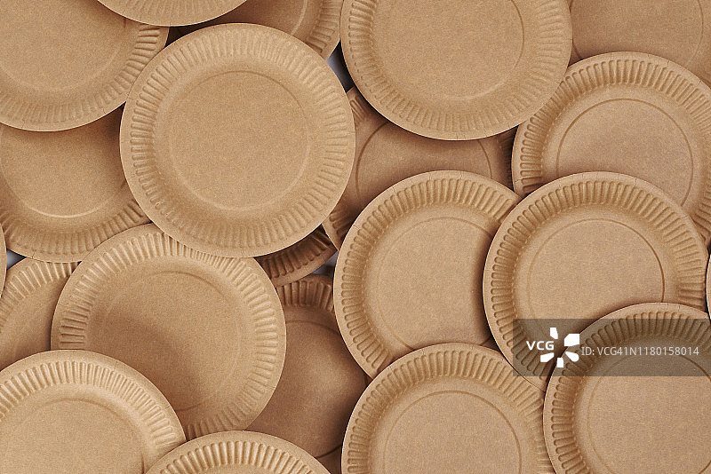 堆叠的一次性纸盘（波兰德比察）图片素材